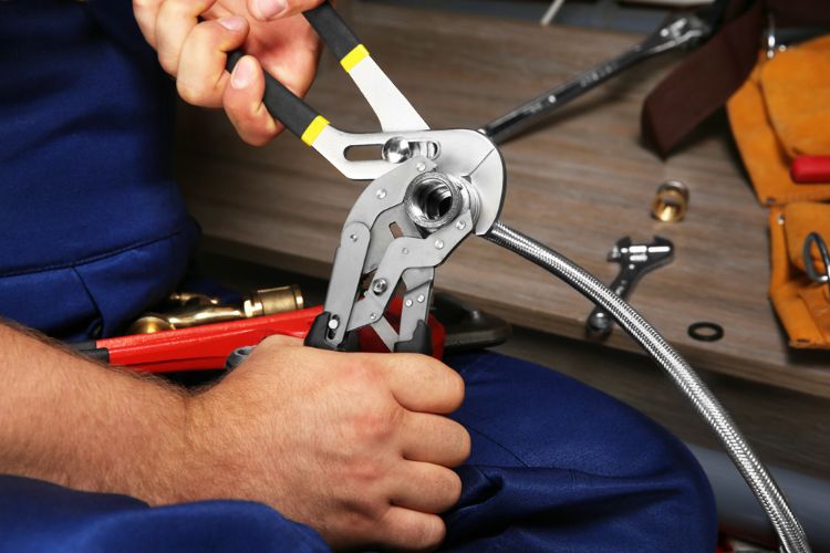 Installation et maintenance de pompe de surpression Laval